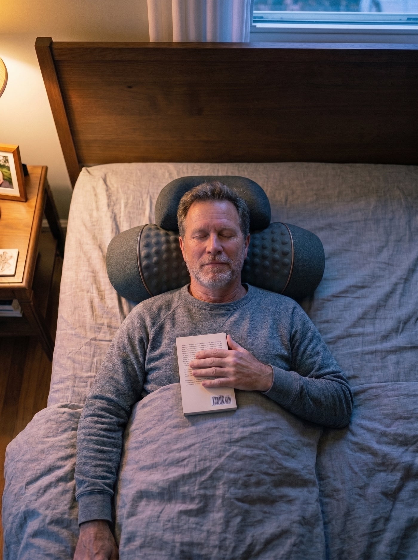 Someone resting on the Napewell pillow in bed at the end of the day