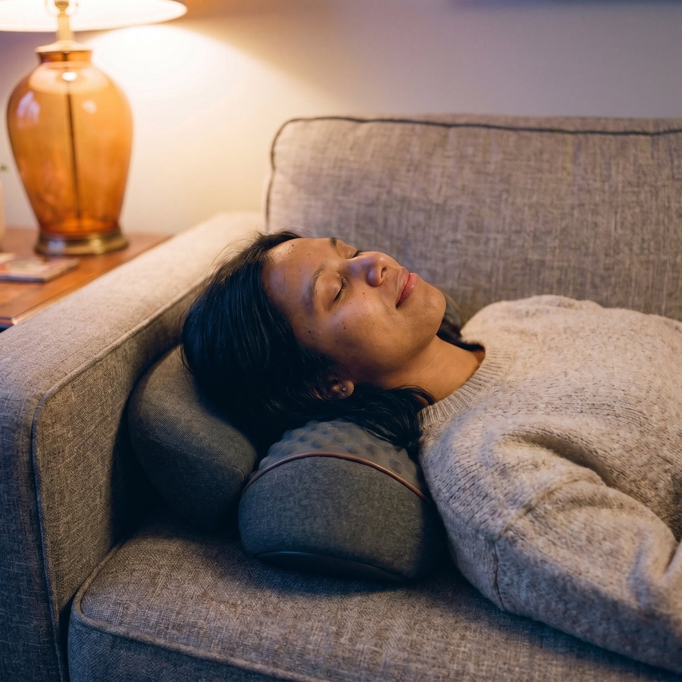 Evening on the sofa with the Napewell pillow: pay once, use it every night